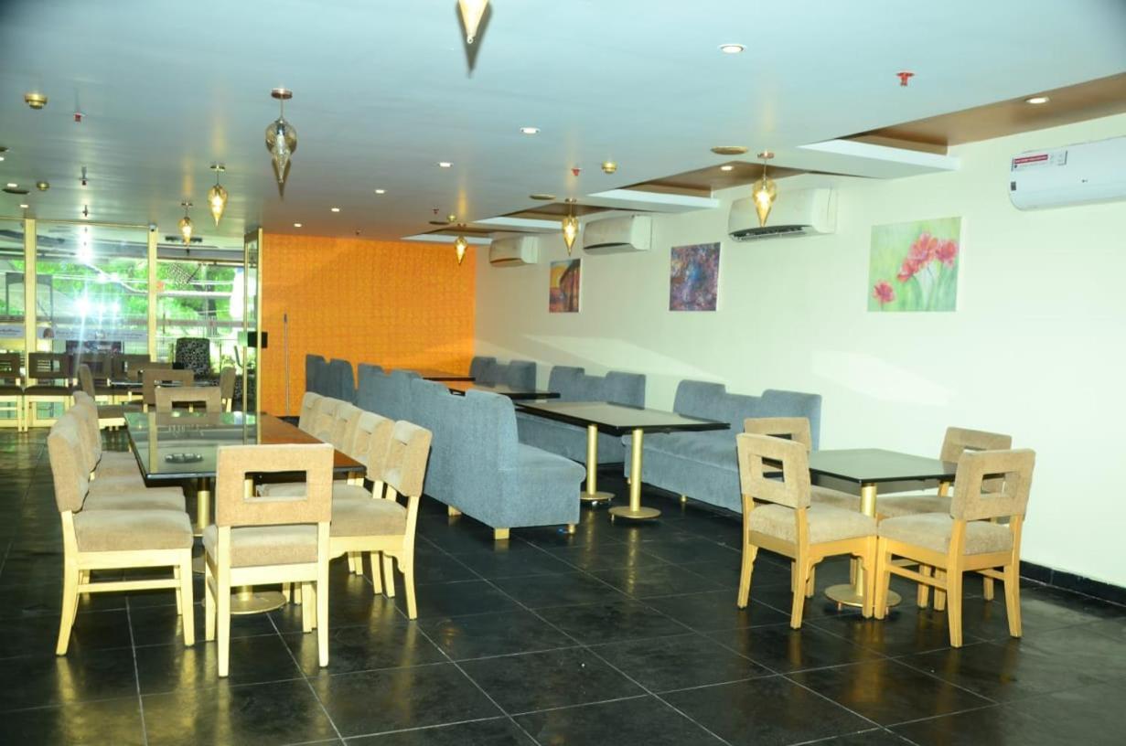 Blossoms Room The Plaza-Luxury Collection- Lakdikapul Hyderabad Esterno foto