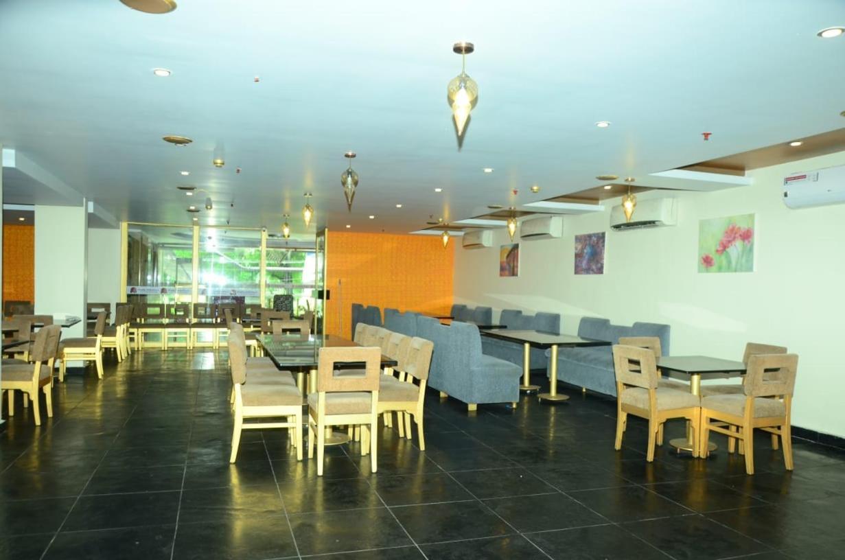Blossoms Room The Plaza-Luxury Collection- Lakdikapul Hyderabad Esterno foto